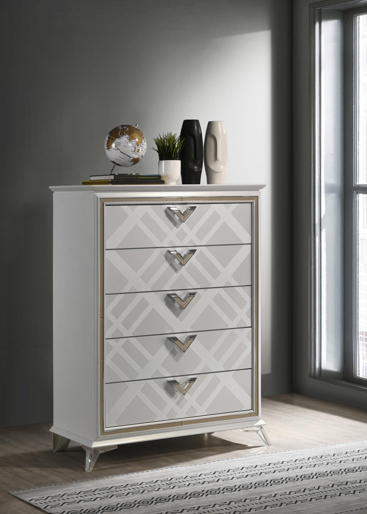 B026 - Chest - White